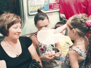Люди в метро скупают веера, по словам продавцов, "за милую душу". Фото: Максим Люков