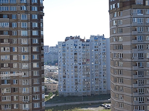 Чтобы замести следы преступления, аферисты трижды перепродавали украденные квартиры. Фото kp.ua