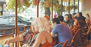 Киевляне вынуждены дорого платить в ресторанах за Евро-2012. Фото Олега Терещенко
