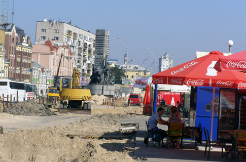 Новость - События - Фотофакт: как киевляне отдыхают у стройки на Почтовой площади