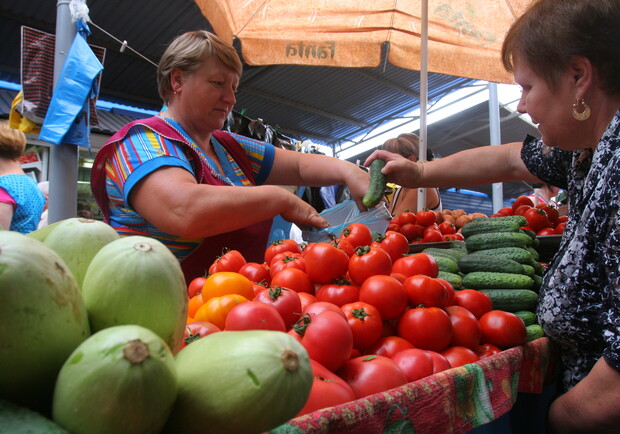 Свежие овощи и фрукты на рынках покупать можно, а вот консервированные - нет. Фото Максима Люкова