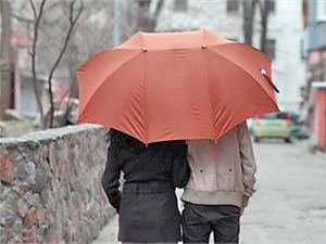Романтики предпочитают зонты теплых цветов, или в форме сердечка. Фото с сайта obozrevatel.com