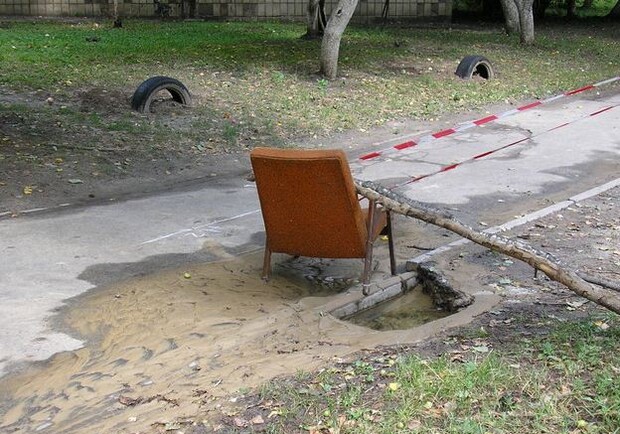 Новость - События - "Киевводоканал" перекрыл место прорыва канализации креслом и ветками