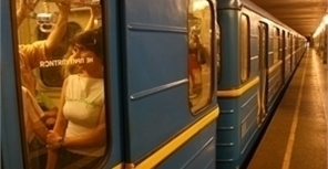 С осени, по словам работников киевского метрополитена, в метро начнется ужасная давка. Фото Максима Люкова