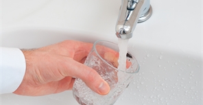 Воду из крана лучше не пить без кипячения. Фото sxc.hu