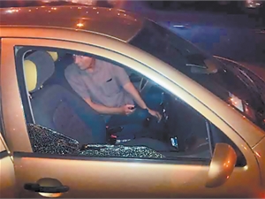 Разъяренный водитель джипа стал бить топориком стекло со стороны Анны Петренко. Фото из личного архива девушки