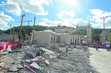 Пока на Почтовой длится реконструкция, храм, расположенный неподалеку, потопает в мусоре. Фото А. Яремчук, "Сегодня"