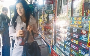 16-летняя Лера спокойно купила пиво и сигареты не только в ларьке, но и в супермаркете на проспекте Глушкова (фото сделано скрытой камерой).