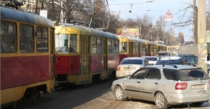 На Куреневке скопилась трамвайная пробка. Фото Максима Люкова