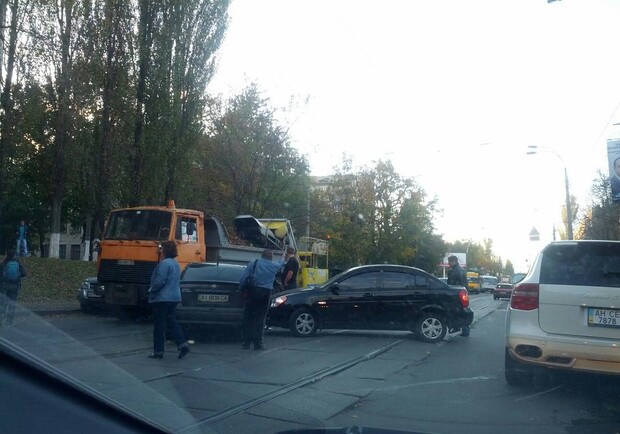 Новость - События - ДТП на Фрунзе: легковушки заблокировали проезд трамваев