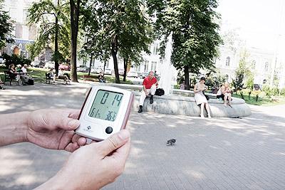 Фонтан на Контрактовой площади от зноя не спасает. На термометре +36,5. Африка! Фото с сайта: http://kp.ua