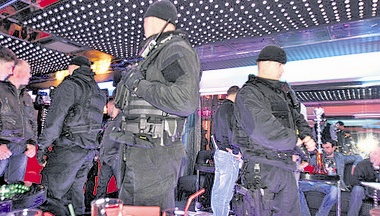 Правоохранители часто устраивают облавы на ночные клубы. Фото УБНОН МВД Украины