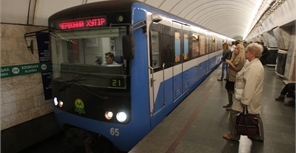 На рельсы в метро упал пассажир. Фото Максима Люкова