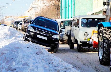 Припаркованные машины мешают убирать снег. Фото: kolesa.kz