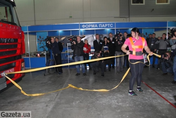 Нина Геря на соревнованиях силачей установила два рекорда. Фото с сайта gazeta.ua