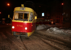 Вчера на Подоле трамвай сошел с рельсов. Фото с сайта nbnews