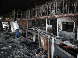 После взрыва ресторан "Аура" заселили бомжи. Фото: Максим Люков