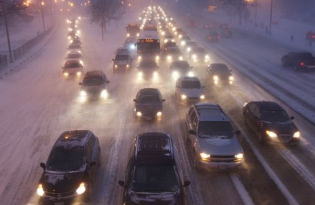 ГАИ перекрывает центр города из-за снегопада. Фото komi.kp.ru