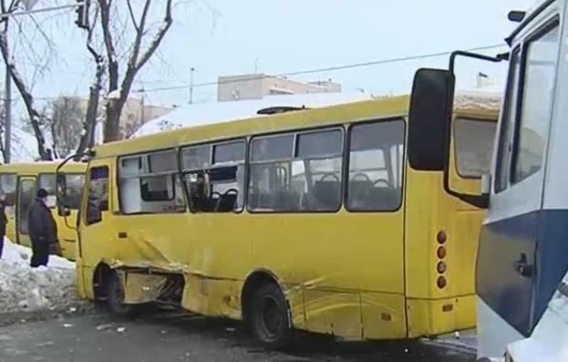 В Киеве не разминулись маршрутка и эвакуатор. Фото ТСН