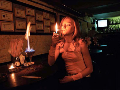 В украинских барах и ресторанах продолжают курить. Фото: profile.ru
