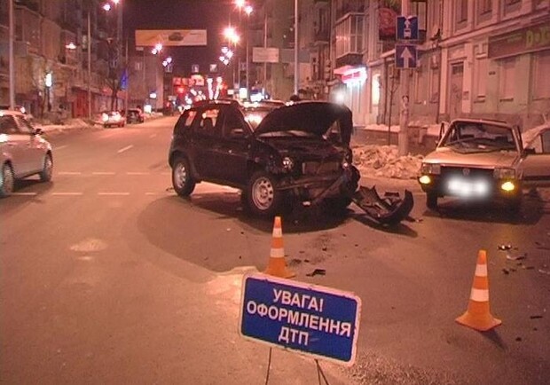 Авария на пересечении Саксаганского и Руставелли. Фото: Магнолия-ТВ