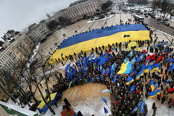 По центру Киева шествуют "руховцы" и националисты. Фото: doodko.livejournal.com