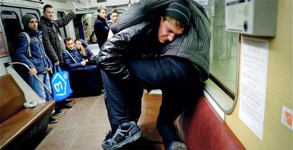Новость - События - Драка в ночном метро: одни машут кулаками, другие снимают на мобильный