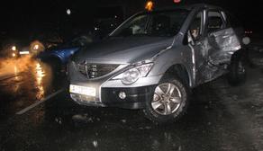 На Броварском проспекте внедорожник протаранил две машины. Фото: bagnet.org