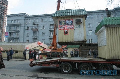Перед сносом ларька, его владельцев даже не предупреждают.
Фото  с сайта segodnya.ua