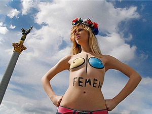 Активистки собираются прийти в Киевгорсовет с голой грудью. Фото с сайта: http://games.tsn.ua/tags/FEMEN