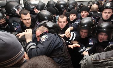 Активисты прорвались в здание. Фото: news.liga.net 