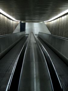 "Зацеперы" предпочитают ездить между вагонами метро. Фото: sxc.hu.