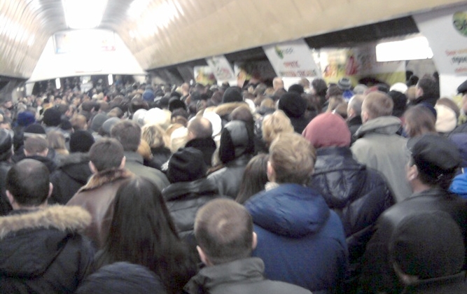 На станции образовалась толпа. Фото: kyiv.comments.ua