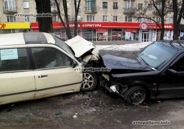 "Народный автомобиль" срубил дерево и протаранил два авто. Фото: avtopoligon.info