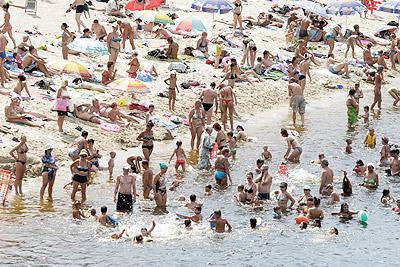 В такую жару в воде народу больше, чем на берегу! Фото с сайта kp.ua