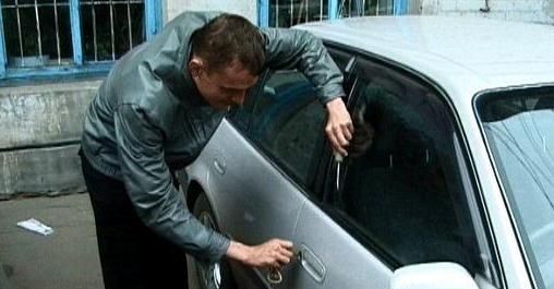 Мужчина попался на взломе машины. Фото: 1istochnik.ru