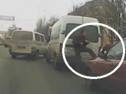 Киевские дороги превращаются в ринг. Скриншот с видео 