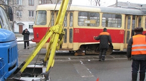На Дарнице трамвай сошел с рельс и сбил женщину. Фото: bagnet.org