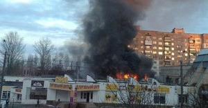 При пожаре в торговом центре пострадало 2 человека. vk.com/uptowndog