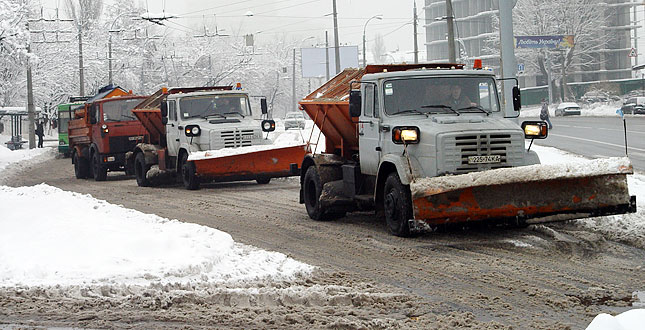 Киевляне не видят на улицах снегоуборочной техники. Фото: zn.ua