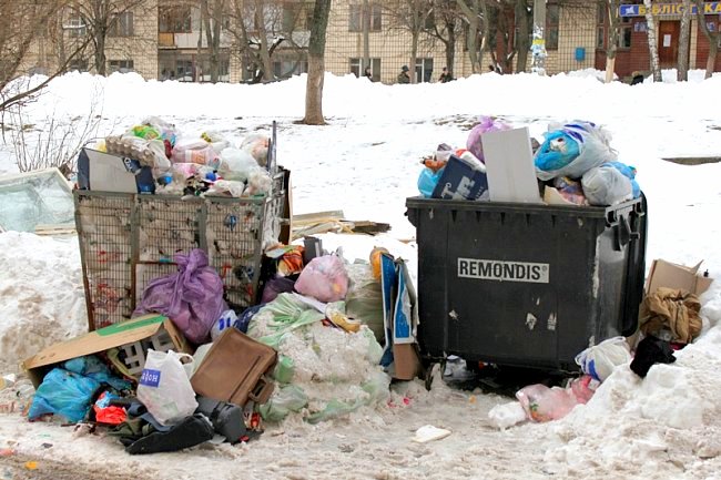 В некоторых районах Киева уже неделю не вывозят мусор. Фото: zn.ua