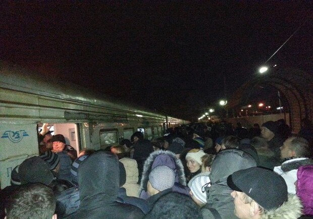 Сотни людей не смогли вовремя попасть домой. Фото: tyzhden.ua