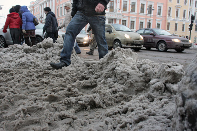 В снегу находится масса вредных токсинов. Фото: kungur-online.ru