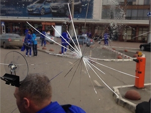   Автобус "Динамо" закидали камнями. Фото Championat. 