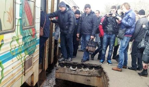 В Киеве обвалился перон на станции вышгородская. Фото: vk.com/zdorovets.sergiy 