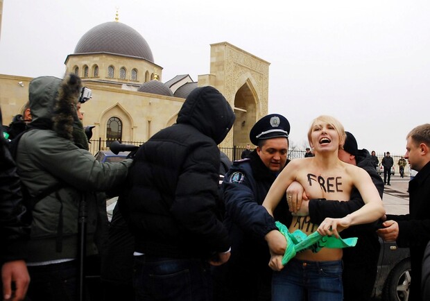 Новость - События - FEMEN разделись возле мечети в Киеве