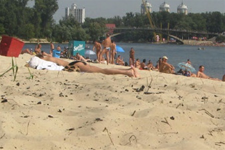Летом в Киеве будут работать 11 пляжей. Фото: kiyany.obozrevatel.com