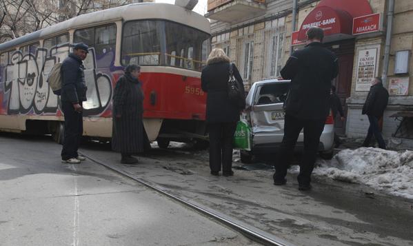 Новость - Транспорт и инфраструктура - В центре Киева трамвай сошел с рельсов
