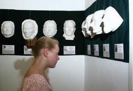 В музее представлены маски и королей и философов. Фото: onestreet.kiev.ua