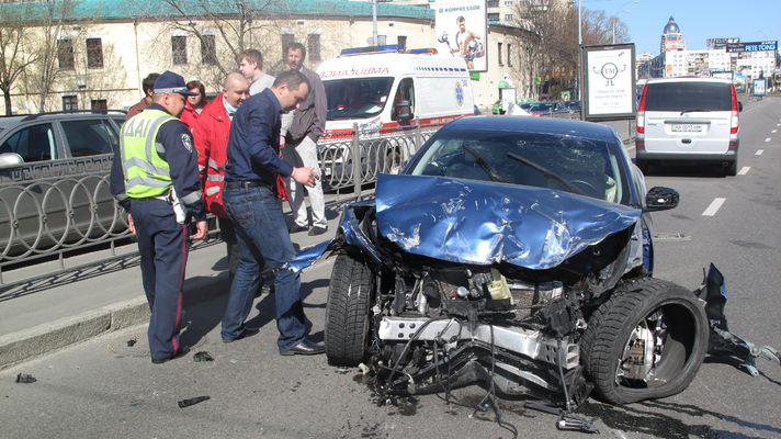 Автомобиль снес и разбросал по дороге металлический забор. Фото: ru.golos.ua